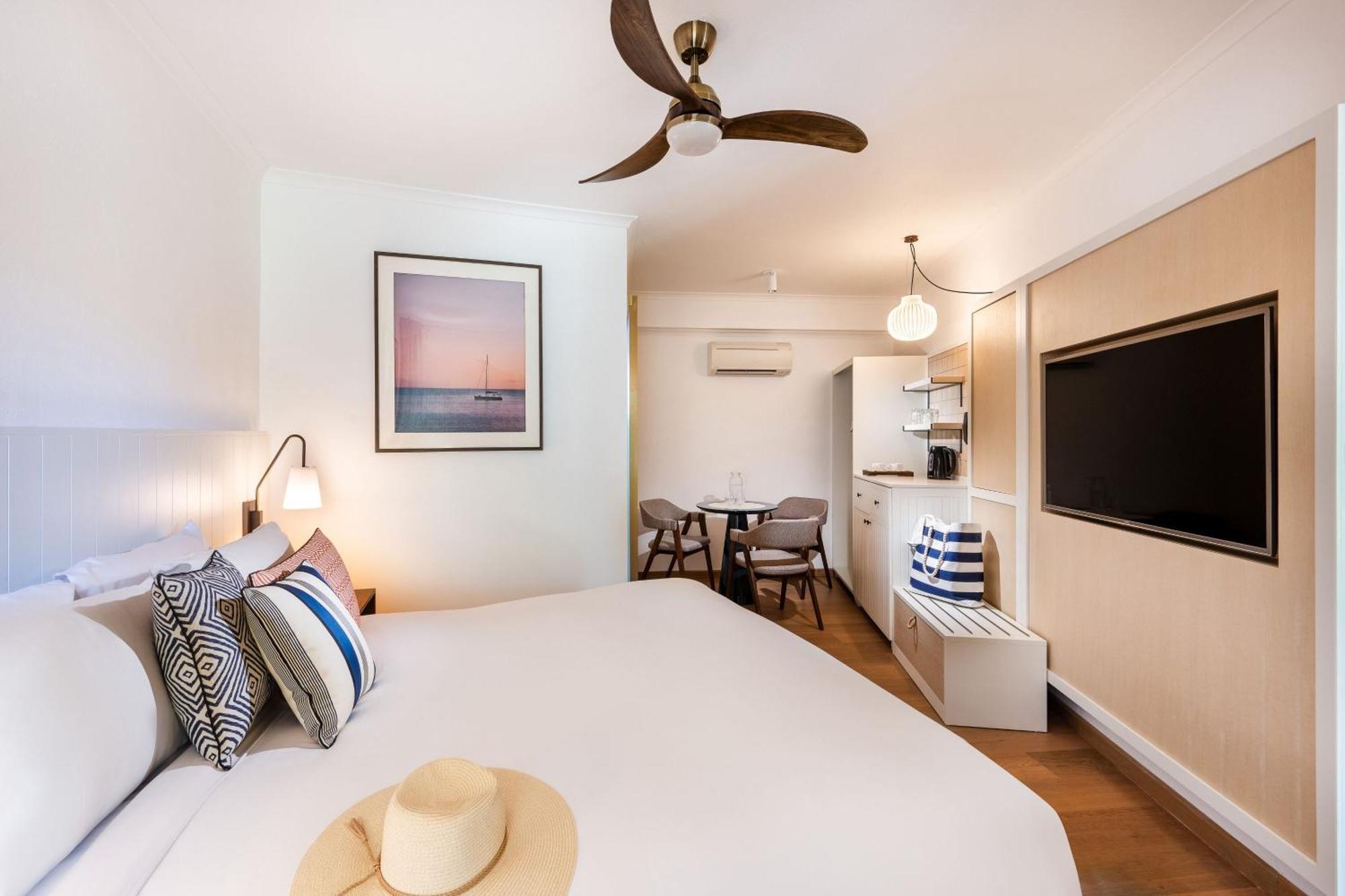 Mantra Club Croc Hotel Airlie Beach Exterior photo
